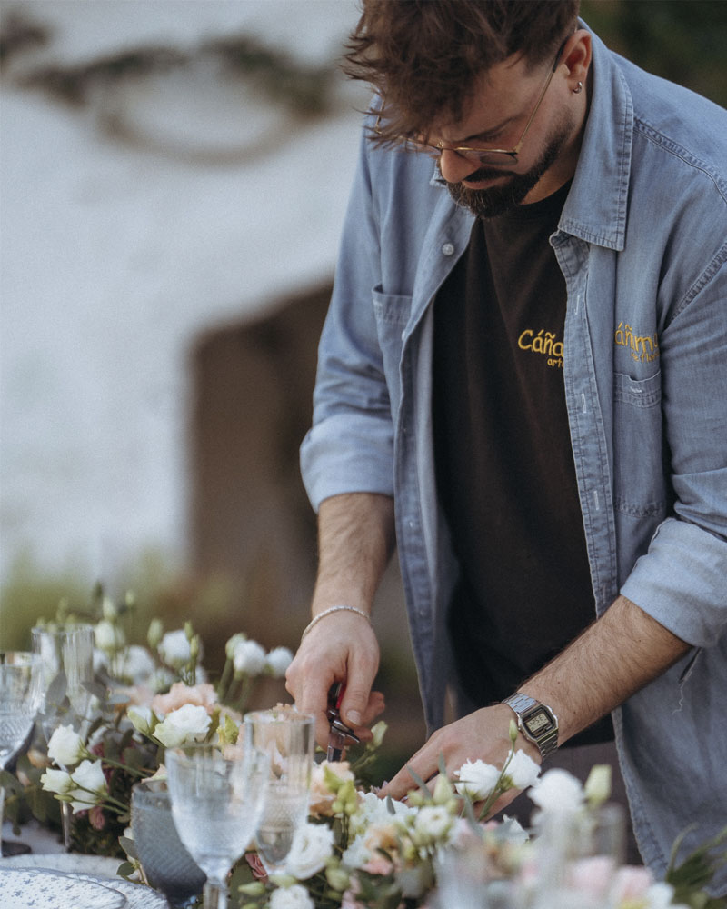 foto-david-pagina-nosotros imagen donde se ve a David de Cáñamo Arte floral trabajando la flor de una mesa presidencial