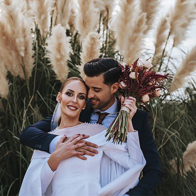 Noelia y Pablo en la finca donde se casaron con su ramo de novia elaborado por Cáñamo Arte Floral