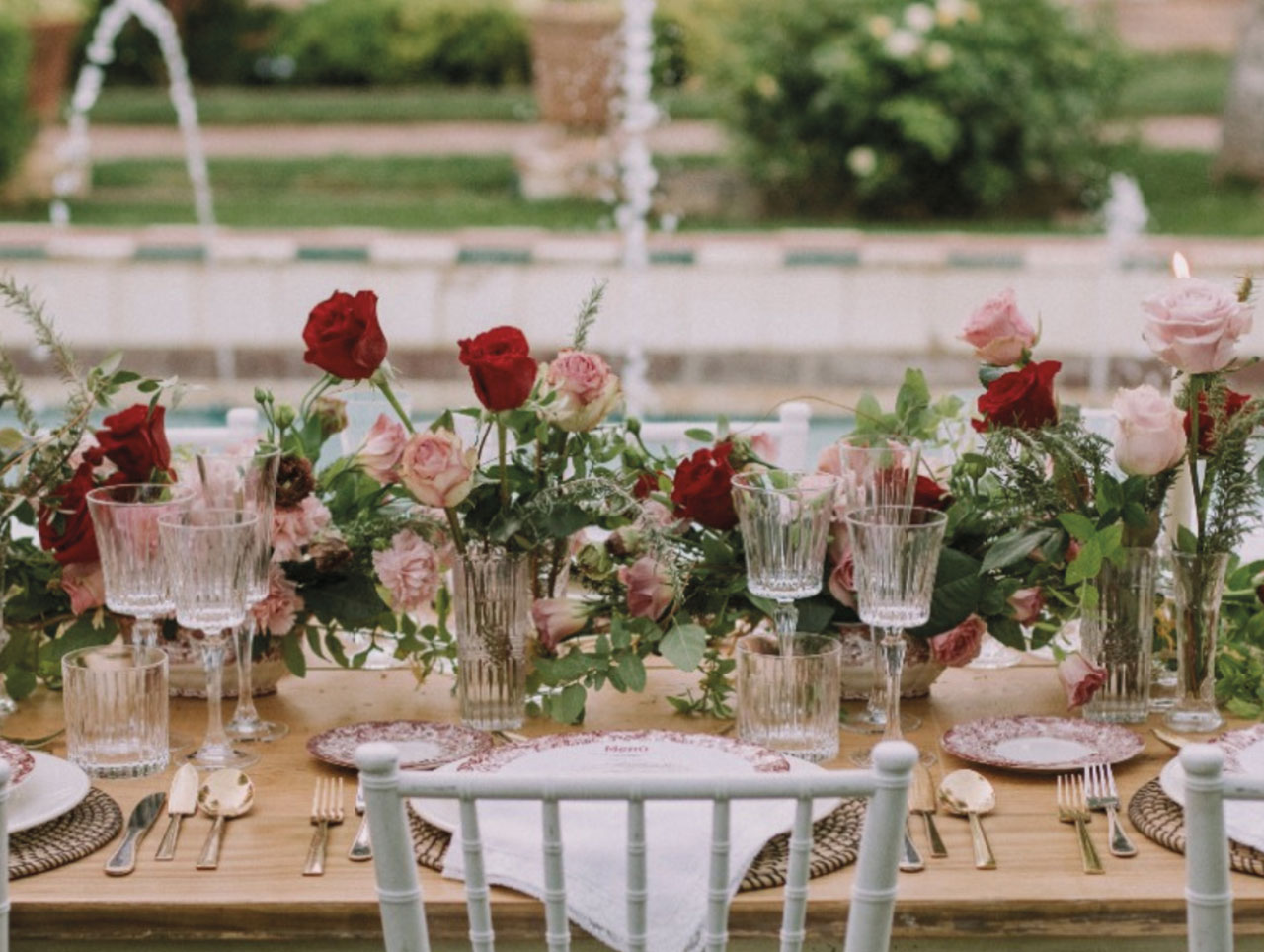 decoración de mesa imperial boda co rosas rojas 